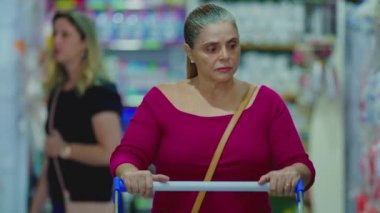 Marketteki Rafta Alışveriş Arabalı Kadın Tarayıcı Ürünleri