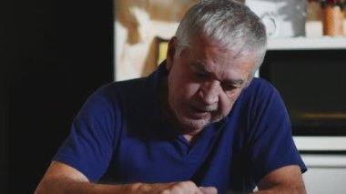 Bunalımlı son sınıf öğrencisi evinde akıl hastalığıyla boğuşuyor. Düşünceli yaşlı insan depresyon ve yalnızlıktan muzdarip.