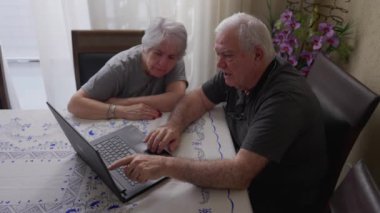 Yaşlılar Modern Teknolojiyle Etkileşim, Evde Dizüstü bilgisayar, Yaşlı karı koca internette geziniyor