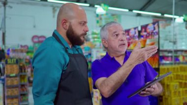 Memnuniyetsiz Süpermarket Yöneticisi Envanter Sorununu İşçi, Kıdemli Patron Karşılaştırma Personeli İş Çatışması Senaryosu Senaryosu