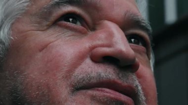 Umut dolu son sınıf öğrencisi FAITH ile gökyüzüne bakıyor. Minnettar yaşlı adam.