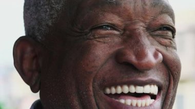 Karizmatik 'in yakın planında, kıdemli bir Afrikalı Amerikalı gökyüzüne büyük bir gülümsemeyle bakıyor.