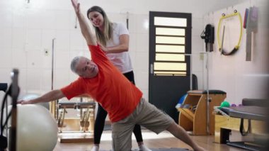 Yaşlı Adam Pilates Stüdyosunda Kadın Fizyoterapistle Güçlenen Vücut