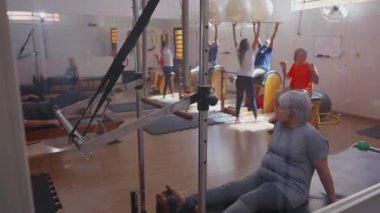 Camın arkasındaki samimi pilates grubu oturumu, yaşlılar yaşlılıkta egzersiz rutini