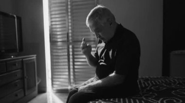 Yaşlı adamın dramatik sahnesi Haç 'ın İşaretini Yapıyor, Katolik rutininde ibadet ediyor.