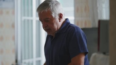 Mutfakta kalp krizinden ölen yaşlı adam olarak acil tıbbi durum.