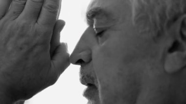 Meditasyonda Dindar Yaşlı Bireyler, Zor Zamanlarda Yardım İçin Dua Etmek, dramatik tek renkli siyah beyaz