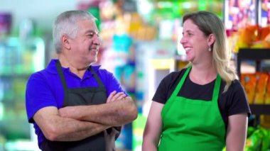 Süpermarket Portresindeki Mutlu Erkek Kıdemli Yönetici ve Kadın Çalışan