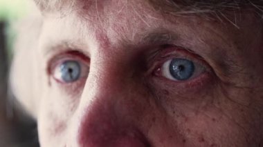 Dalgın Beyaz Adam 'ın Makro Yakın Çekimi, Mavi Gözlü Yüzün Detayları
