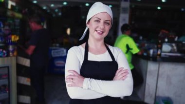 Genç Bayan İşçi 'nin Yakın Çekim Yüzü Küçük Restoran İşletmeleri önünde kollarını kavuşturdu