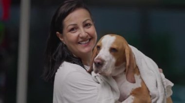 Hayvan Bakımı: Yerel Dükkan Portresi Kadın Çalışanı Köpek Beagle ile kameraya gülümsüyor