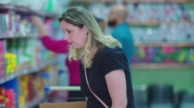 Market Koridorunda Kadın Okuma Ürünleri Etiketi, Raftan Öğe Seçimi
