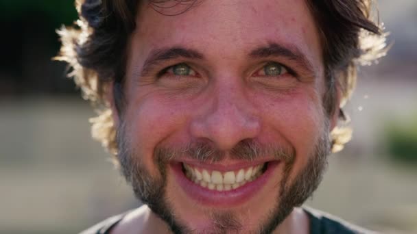 Hombre Feliz Cara Primer Plano Mirando Cámara Sonriendo Retrato Del — Vídeo de stock