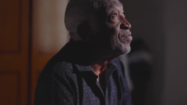 Homem Afro Americano Sênior Adorando Deus Oração Meditativa Silenciosa Casa — Vídeo de Stock