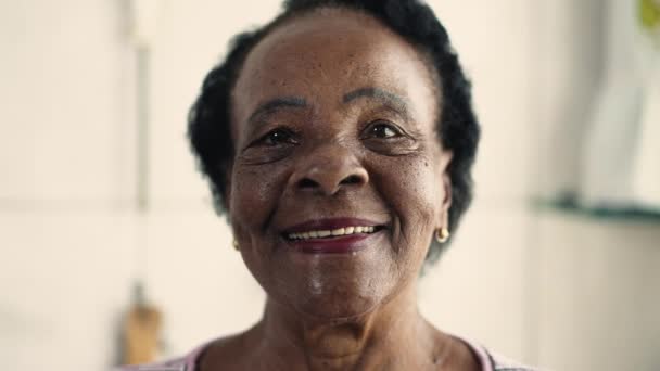 Happy Fun Senior Mujer Retrato Cara Cerca Sonriendo Riendo Una — Vídeos de Stock