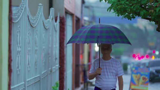 Senior Man Περπατώντας Μπροστά Στη Βροχή Κρατώντας Ομπρέλα Slow Motion — Αρχείο Βίντεο