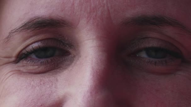 Radostná Žena Středního Věku Úsměvem Fotoaparát Makro Zblízka Obličej Oči — Stock video