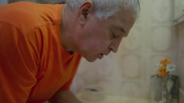 Senior Mann Wäscht Gesicht Nach Rasur Routine — Stockvideo