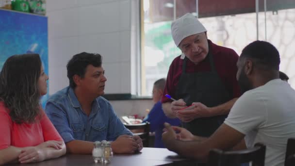 Senior Σερβιτόρος Εξυπηρετούν Πελάτες Τοπικό Εστιατόριο Που Ασχολούνται Προστάτες Και — Αρχείο Βίντεο