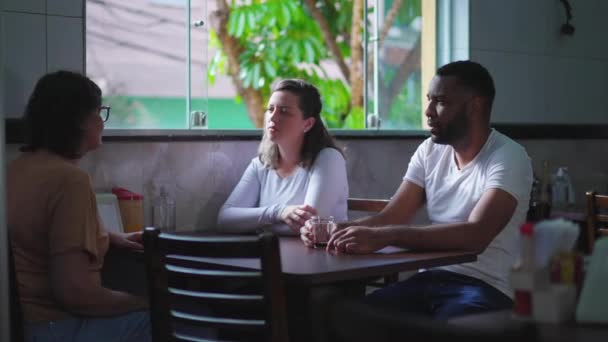 Ehrliche Brasilianer Sitzen Traditionellen Cafeteria Restaurant Ungezwungene Gespräche Zwischen Verschiedenen — Stockvideo
