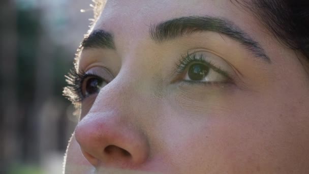 一个精神上的年轻女子与希望和Faith一起向天空睁开眼睛 一个30多岁的女性的近视脸 她患了色素之症 — 图库视频影像