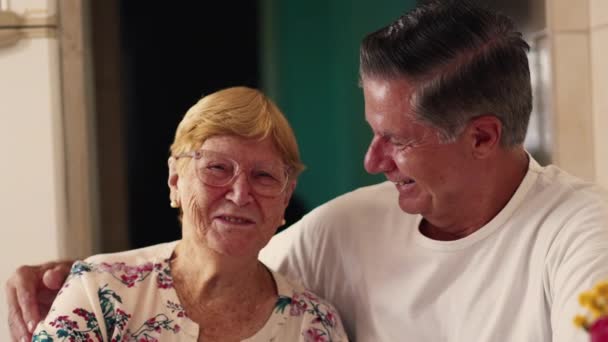 Ältere Mutter Und Sohn Mittleren Alters Genießen Gemeinsam Den Häuslichen — Stockvideo