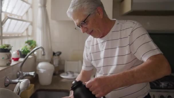 Pensionerad Man Häller Kaffe Från Thermos Köksdisken — Stockvideo