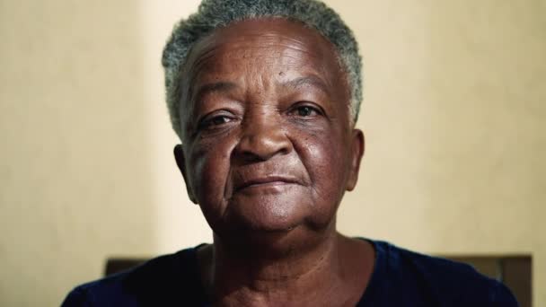 年齢と知恵を表すアフリカ系アメリカ人のシニア女性の親密な顔 ブラジルの黒人高齢者 — ストック動画