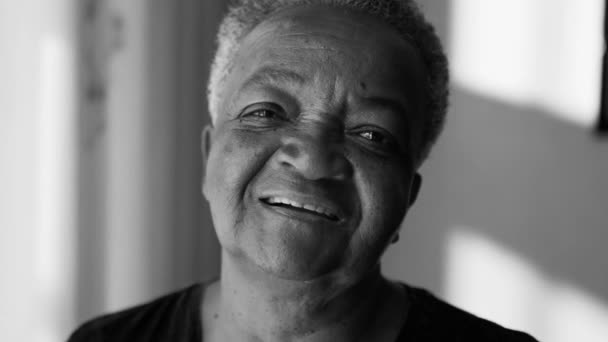 Monokróm Portré Happy Senior Black Woman Window Idős Brazil Hölgy — Stock videók