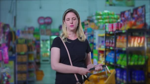 어려운 슈퍼마켓에서 심각한 코카서스 여성의 클로즈업 소비자 — 비디오