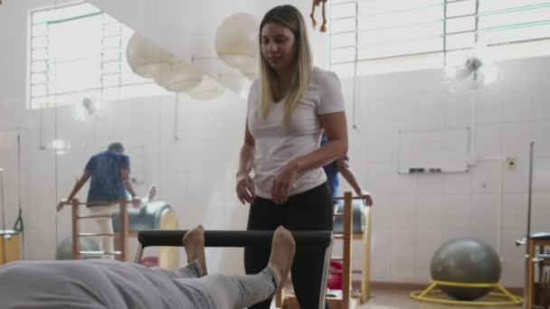 Pilates Eğitmeni Kıdemli Kadın Omurga Sağlığıyla Ilgilenmek Için Makineye Atıldı — Stok video