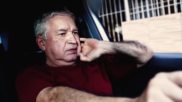 Osamělý Starší Muž Trpící Sociálním Odpojením Sedí Uvnitř Zaparkovaného Auta — Stock video
