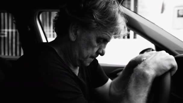 Senior Mann Erlebt Traurigkeit Geparkten Auto Hält Lenkrad Kämpft Mit — Stockvideo