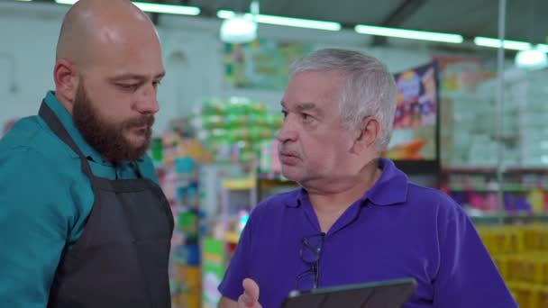 Lösung Von Inventarproblemen Supermarktmanager Wendet Sich Mitarbeiter Seniorchef Gibt Anleitung — Stockvideo