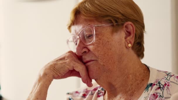 Беспокойная Пожилая Женщина Слишком Много Думает Проблемах Кухне Пожилые Люди — стоковое видео