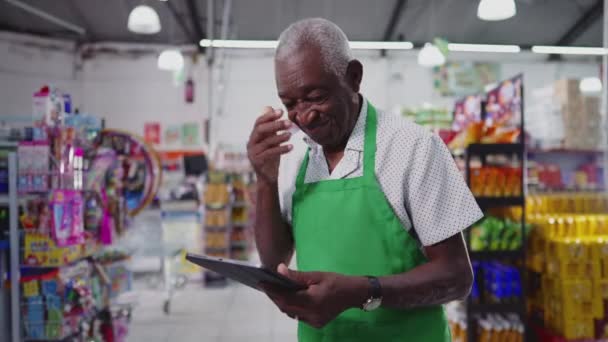 Förvirrad Äldre Supermarket Worker Känsla Frustrerad Med Teknik Rivande Panna — Stockvideo