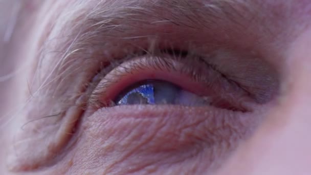 Hoffnungsvoller Senior Blickt Den Himmel Makro Detail Des Blauen Augenballs — Stockvideo
