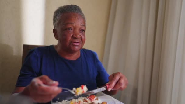 Svart Brasiliansk Äldre Kvinna Äter Lunch Afrikansk Amerikansk Seniorperson Äter — Stockvideo