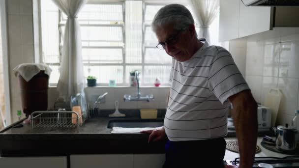 Penzitivní Starší Muž Stojící Kuchyni Okna Hlubokém Mentálním Rozjímání Osamělý — Stock video