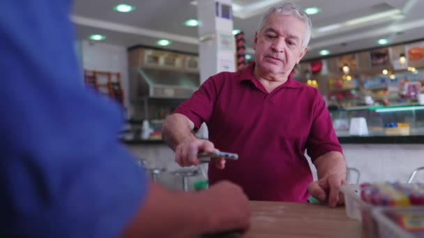 Pagamento Móvel Sem Contato Pelo Cliente Sênior Balcão Caixa Cafetaria — Vídeo de Stock