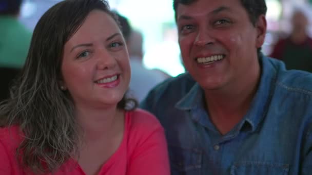 Joyeux Couple Diversifié Souriant Caméra Portrait Brésilien Homme Femme Gros — Video