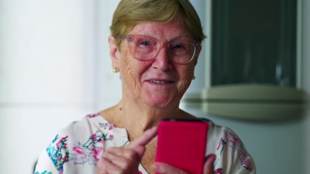 Счастливая Пожилая Женщина Использующая Мобильный Телефон Просмотра Интернета Онлайн — стоковое видео