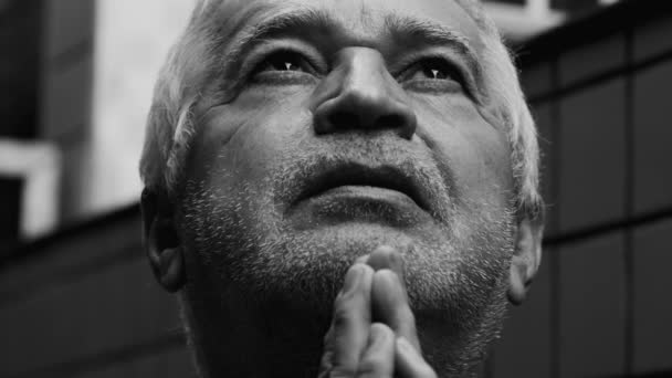 Drammatico Uomo Anziano Spirituale Che Guarda Cielo Preghiera Bianco Nero — Video Stock