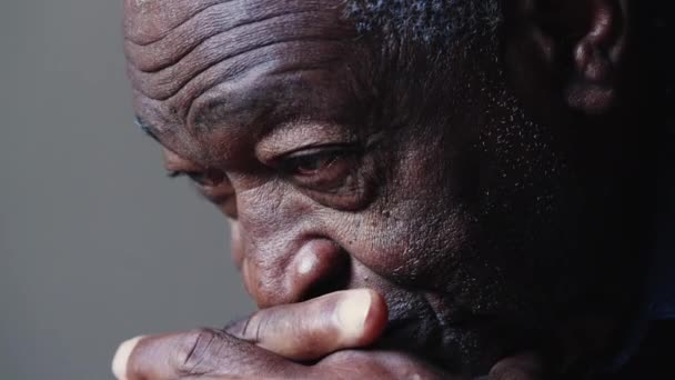 Один Обнадеживающий Пожилой Черный Мужчина Смотрит Небо Верой Грацией — стоковое видео