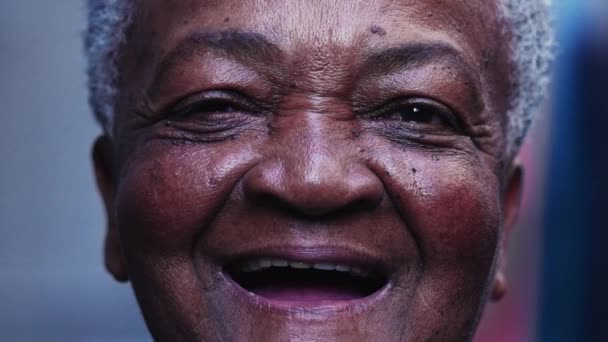 Mujer Mayor Feliz Sonriendo Cara Riéndose Cerca Retrato Una Anciana — Vídeo de stock