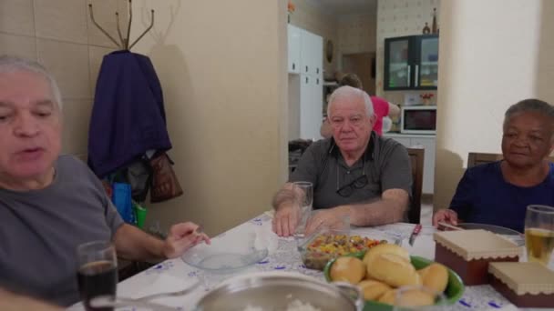 ランチ 候補者 本格的な高齢者が一緒に食事をするために集まった高齢者 — ストック動画