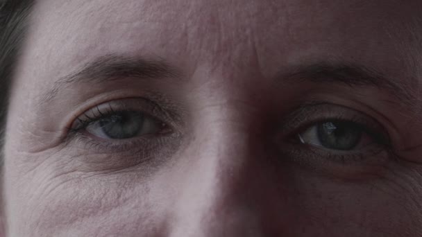 Dramatiska Makro Närbilder Ögon Allvarlig Kvinna Årsåldern Stirrar Kameran — Stockvideo