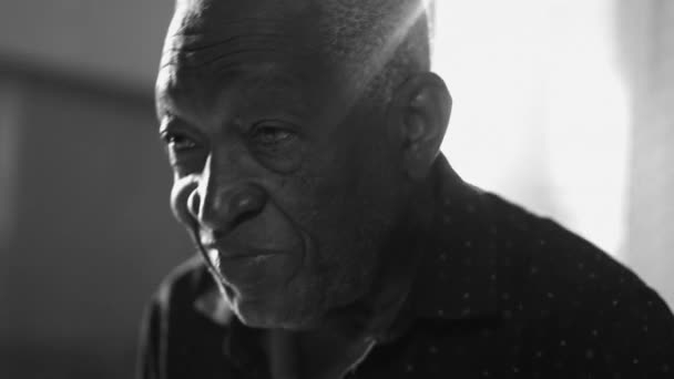 Närbild Ansikte Svart Brasiliansk Senior Man Svartvitt Med Lyhörd Tankeväckande — Stockvideo