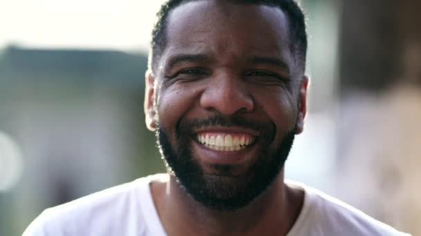 微笑的黑人男子迷人的相机 特写的友好的非裔美国男性在他的30多岁 真正的巴西个人 — 图库视频影像