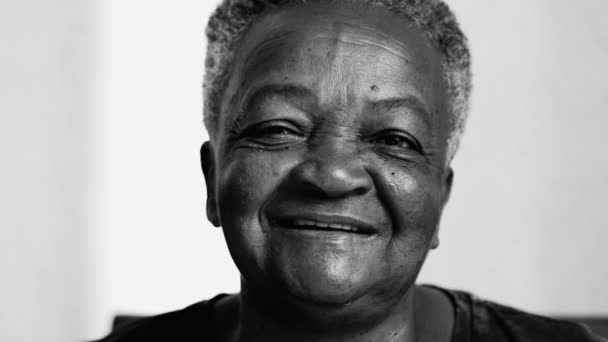 Radostný Close Usmívající Afroameričanky Starší Ženy Černobílé — Stock video